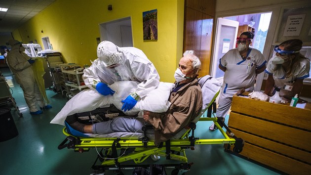 Star�ích pacient� s koronavirem p�ibývá.