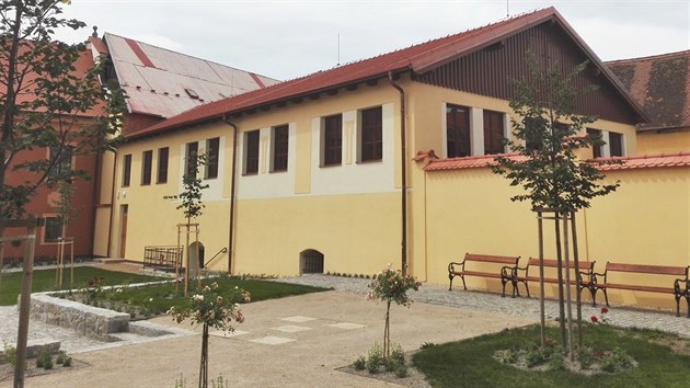 Díve zdevastovaná stavba zámku prokoukla.