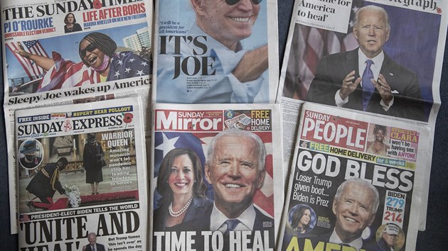 Titulní stránky nedlních novin ve Velké Británii oznamují vítzství Joea...
