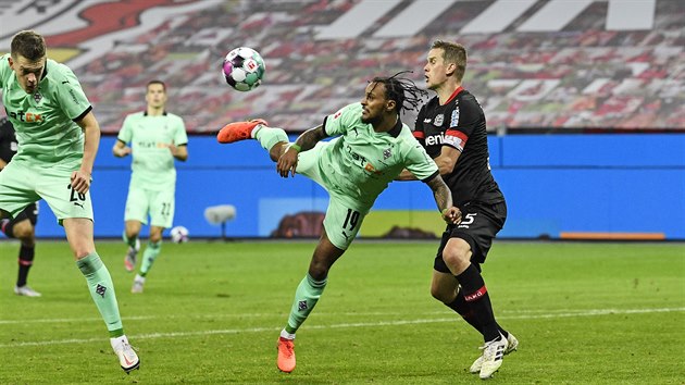 Valentino Lazaro zakon�uje pati�kou pohlednou akci.