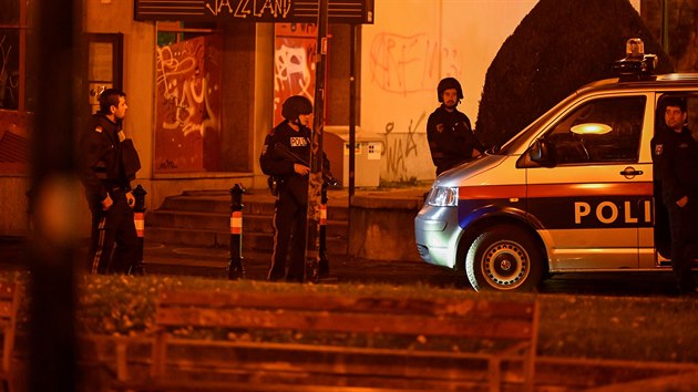Policie po teroristickém útoku ve Vídni.