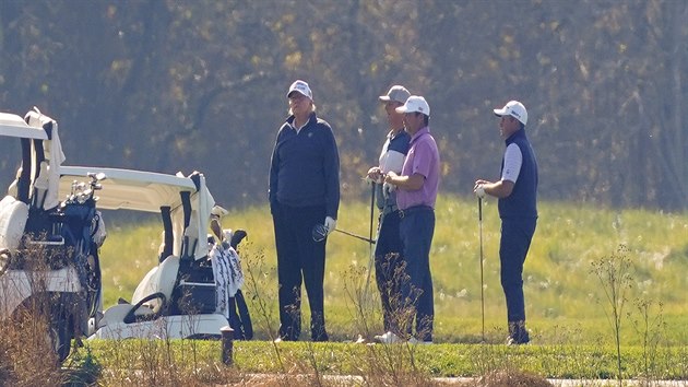 Poté se Donald Trump touebn zadíval na hrací pole, píe britský bulvární list...