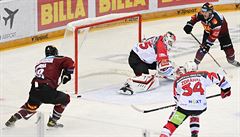 Zleva Andrej Kudrna ze Sparty, branká Pardubic Milan Klouek, Jan Zdráhal z...