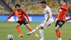 Lars Stindl odehrává mí� p�ed dotírajícími obránci.