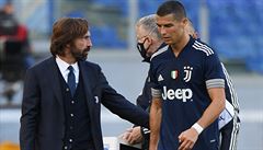 Zraněný Cristiano Ronaldo debatuje s trenérem Juventusu Andreou Pirlem. | na serveru Lidovky.cz | aktuální zprávy