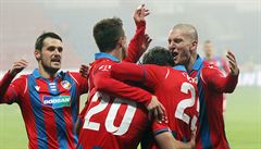 Fotbalisté Plzn slaví branku do sít Sparty.