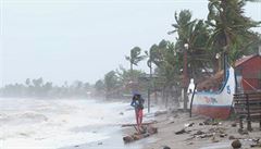 Filipíny zasáhl tajfun Goni, jedna z nejsilnějších bouří roku. Úřady hlásí nejméně 10 mrtvých, záplavy a výpadky elektřiny