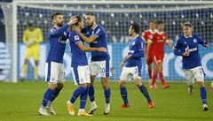 Fotbalisté Schalke slaví branku.