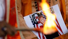 V Indii aktivisté pálí fotky Trumpa, aby pivolali jeho poráku.