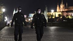 Strážníci přeházejí 28. října 2020 po 21. hodině po Karlově mostě v Praze. Ve... | na serveru Lidovky.cz | aktuální zprávy