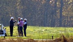 Trump se shromá�dil spolu se t�emi neidentifikovanými golfovými partnery, se...