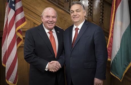 Odcházející americký velvyslanec v Maďarsku David B. Cornstein (vlevo) a...
