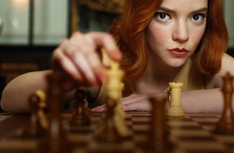 Seriál Dámský Gambit vzbudil zájem o šachy. Na eBayi jsou herní soupravy  hledané každých šest sekund | Zajímavosti | Lidovky.cz