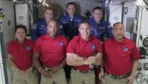 Astronauti na palub vesmrn lodi Crew Dragon.