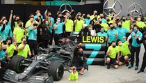 Britský jezdec formule 1 Lewis Hamilton a jeho tým.