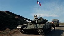 Člen ruské mírové mise stojí vedle tanku poblíž arménské hranice. Celkem by...