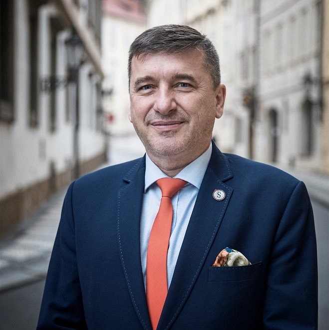 Senátor Tomá� Golá�.