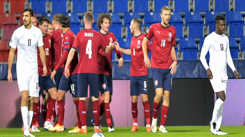 Čeští hráči se radují z úvodního gólu.