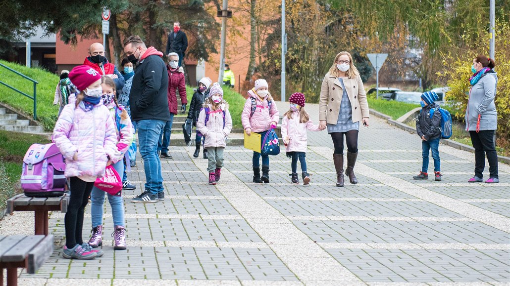 I dti ve kolkách i kolách musely nosit rouku (ilustraní foto).