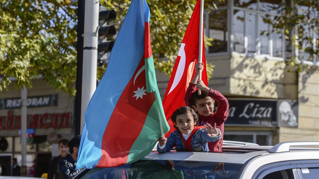Vlajky Ázerbájdžánu a Turecka v rukou oslavujících dětí v ázerbájdžánském městě...