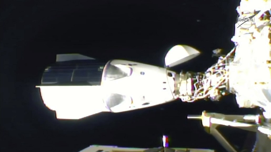 Snímek zachycuje ukotvení vesmírné lodi Crew Dragon.