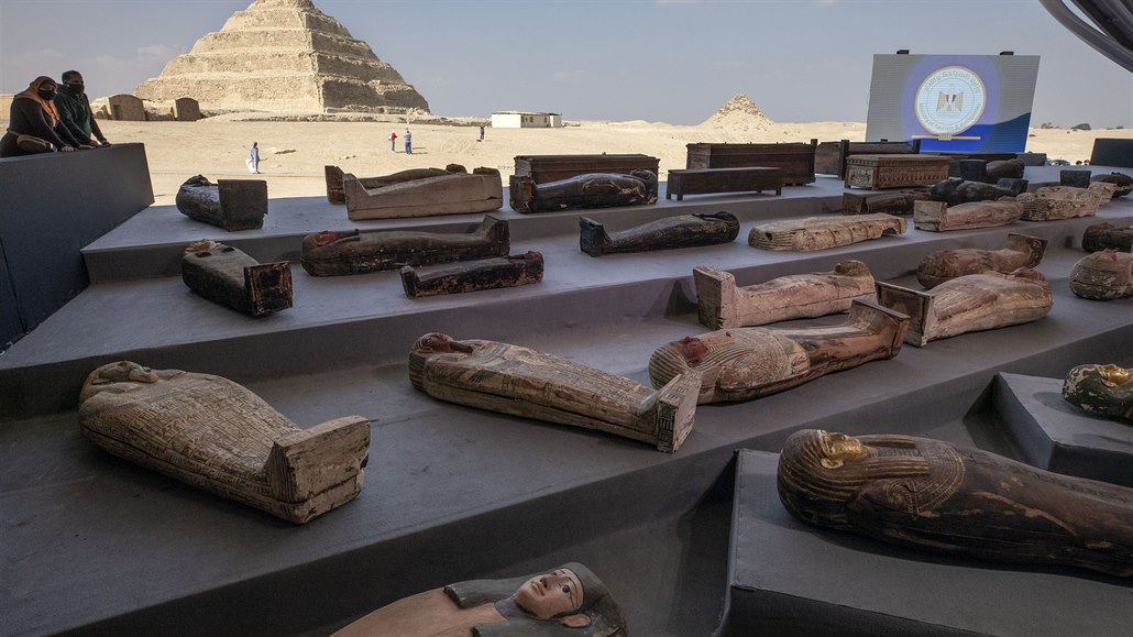 Egyptští archeologové představili nález stovky sarkofágů starých zhruba 2500...