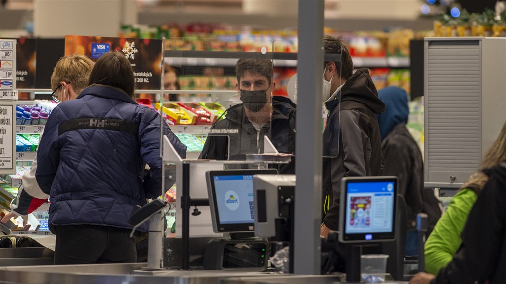 Lidé v supermarketu Albert.