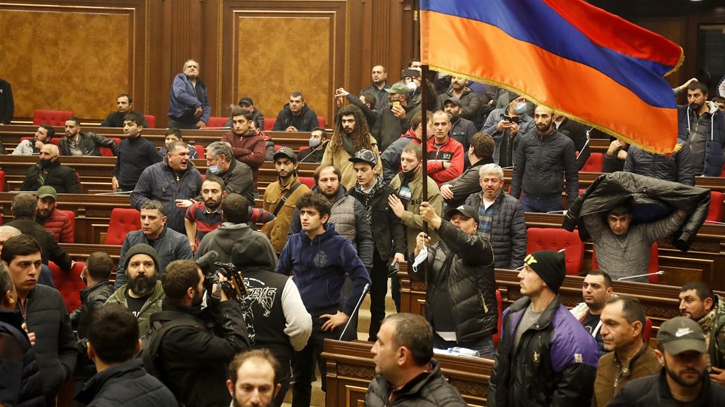 V arménské metropoli Jerevanu propukly protesty. Demonstranti Painjana...