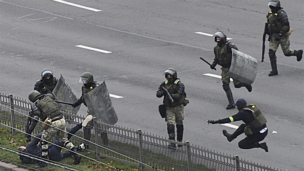 Bloruská policie zatýká úastníka protest v Minsku.