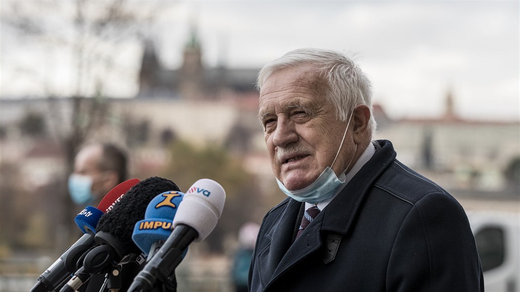 Exprezident Václav Klaus 17. listopadu 2020 při proslovu u kavárny Slávie na...