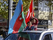 Vlajky Ázerbájdánu a Turecka v rukou oslavujících dtí v ázerbájdánském mst...