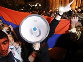 Arménci s dohodou nesouhlasí. Lidé vyli do ulic protestovat.