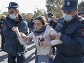 Pi demonstracích v Jerevanu zatýkala policie.