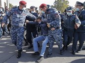 Protestující v Jerevanu zatýkala policie.