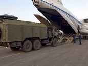 Ruské mírové síly nakládají vozy na letadlo smr Jerevan, poté, co bylo...