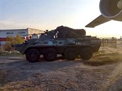 Ruské mírové síly nakládají vozy na letadlo smr Jerevan, poté, co bylo...