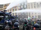 Nejmén 10.000 lidí demonstruje v centru Berlína u Braniborské brány proti...