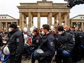 Demonstrace mezi Braniborskou bránou a Vítzným sloupem.