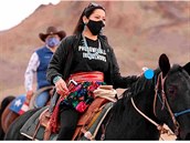 Arizonský indiánksý kmen Navah na cest k volbám.