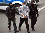 Nmecká policie v Berlín odváí podezelého z loské krádee perk z...