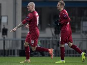 Zdenk Ondráek a Václav erný se radují z gólu proti Slovensku.
