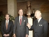 Zleva Václav Havel, George Bush a pedseda FS SSR Alexander Dubek.