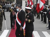 Manuel Merino, hlava legislativní moci v Peru, doprovázen poradci poté, co se...