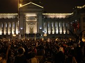 Masové protesty proti sesazení bývalého prezidenta Vizcarry v Peru ped budovou...