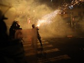 Noní potyky demonstrujících a policie v Peru. Pi rozsáhlých protestech,...