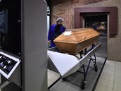 Pracovník jihlavského krematoria pipravuje rakev se zesnulým u kremaní pece.