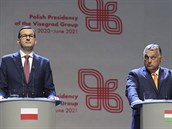 Polský premiér Mateusz Morawiecki (vlevo) a maarský premiér Maarský premiér...
