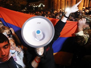 Armnci s dohodou nesouhlas. Lid vyli do ulic protestovat.