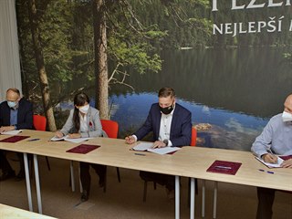 Podpis koalin smlouvy po krajskch volbch 2020 - zleva Pavel ek (STAN),...
