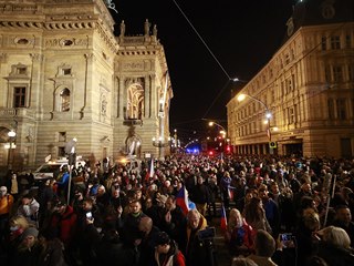 Prvod protivldnch demonstrant na Nrodn td.